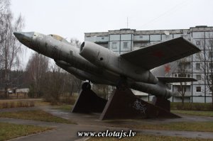 Скулте сохранился редкий памятник   реактивный бомбардировщик (IL-28) советских времен, который как будто мог переносить и крылатые ракеты.