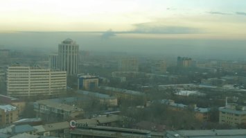 Такой грязный воздух бывает в редкие безветренные зимние дни. В остальные дни зимой полегче, конечно. Где-то вот так.