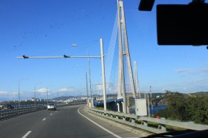 был во Владике 3 дня в сентябре 2014 г. Вот наверно из-за Гришковца и хотелось посетить этот остров. Взял в прокате Тойоту сурф и рванул туда.
1. Мост конечно красив
2. В универ естественно даже не пытался пройти