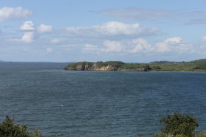 5. ну а дальше собственно решил объехать остров вокруг. Дороги ужасные (ну и я собственно джип в прокат брал). Покушал крабов в местной кафешке на берегу.
Проехал дальше - съехал к берегу. Красиво конечно... но и засрано уж извините было местными пикниками...