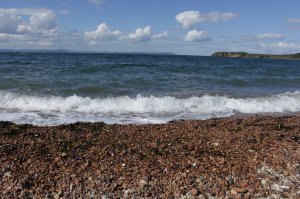 5. ну а дальше собственно решил объехать остров вокруг. Дороги ужасные (ну и я собственно джип в прокат брал). Покушал крабов в местной кафешке на берегу.
Проехал дальше - съехал к берегу. Красиво конечно... но и засрано уж извините было местными пикниками...