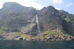 водопад Илья Муромец, скала Чёртовка, мыс Столбчатый. о. Итуруп, фото с просторов тырнета.