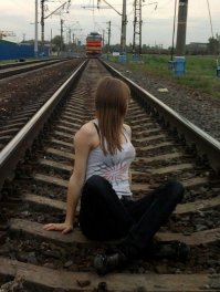 чего б не посидеть перед стоящим паровозом? огни-то на нем не горят. другое дело - сидит дура на путях, а сток с унитазов пассажирских известно куда идет...