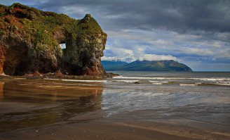 водопад Илья Муромец, скала Чёртовка, мыс Столбчатый. о. Итуруп, фото с просторов тырнета.