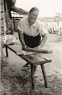 Без всяких тренажеров такие плечи и бицуху. Такая и:

Коня на скаку остановит 
И всаднику морду набьет 
В горящую избу загонит 
Водою потом обольет 
Мазая научит охоте 
Герасим услышит Муму 
Каренину жизни научит  
Ростову ушлет на войну 
Кота с Лукоморья прогонит 
Русалку помирит с Садко 
Есть женщина в русских селеньях 
И с ней не сравнится никто