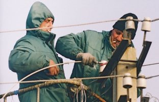 Сидят на столбе два электрика, мимо идёт бабка.
Один электрик говорит:
- Бабушка, подай пожалуйста вон тот провод.
Бабка нагибается, поднимает провод и подаёт его электрику.
- Спасибо бабушка.
Бабка уходит.
Один электрик говорит другому:
- Я же говорил тебе, что нулевой, а ты :"Фаза, фаза!"