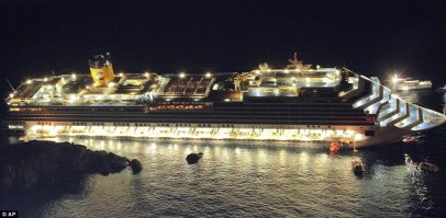 Человек оказавшись перед лицом неизбежной гибели  - будет до последнего отчаянно пытаться сохранить свою жизнь. Это не черта характера, это природа, таков механизм инстинкта самосохранения. Многим в силу моральных убеждений, стойкости и самопожертвования - удаётся подавать в своём мозгу мысль о спасении - уступив дорогу женщинам и детям, но далеко не всем. И представляя себя на месте  этих людей, я откровенно говоря, не знаю как поступил бы. Хочется быть смелым, достойным и фантазировать как бы я смотрел смерти в глаза не моргая, но к сожалению в глубине души я допускаю тот факт что под действием страха и паники - мог бы поступить низко и недостойно  Не могу судить этих людей, они спасли себя как могли.. пускай не совсем честными и красивыми методами, но никто из нас не бывал в такой ситуации - как говорится - бог им судья.

Насчёт "били вёслами" - тут всё закономерно, если позволить всем цепляться за лодку, то она рано или поздно потонет или перевернётся. Да, жуткая мера. но эта мера обеспечивает сохранение жизни  хотя бы тех кто в лодке, сложное но верное решение в данной ситуации - просто одним повезло, а другим нет. Это не в автобус забитый втискиваться - это катастрофа на воде. 
Жалко людей, всё же большого кол-ва жертв можно было избежать приняв заранее те или иные меры. Хотя, в наш век цифровых технологий, стандартов ISO, GPS-навигации, автопилотов, систем упреждения от столкновения - и то, каким-то образом ухитрились Costa Concordia навернуть у берега, и пару пассажиров отправились на переговоры с Нептуном. 
Всё от разгильдяйства, безалаберного отношения, безнаказанности и желания кинуть понт.