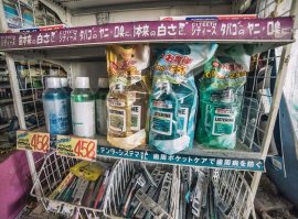 "Стиральный порошок и жидкость для мытья посуды с полок магазинов в городе Окума" - на фотографии ополаскиватель рта с разными вкусами.