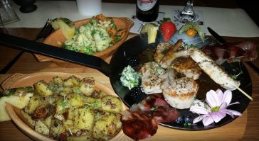 Спаржевый суп и немного покушать. 
Подали в одном деревенском ресторанчике. 
Не напрягаясь, скушал за полчаса. 
Так что в том ирландском пабе я бы через день обедал.