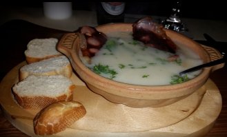 Спаржевый суп и немного покушать. 
Подали в одном деревенском ресторанчике. 
Не напрягаясь, скушал за полчаса. 
Так что в том ирландском пабе я бы через день обедал.