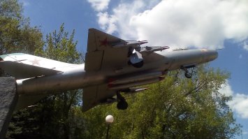 У нас на заводе есть памятник Су-9, к сожалению без таблички.