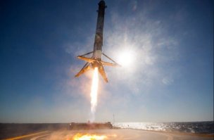 Это Falcon 9.  Самостоятельно возвращается на место старта. :)
