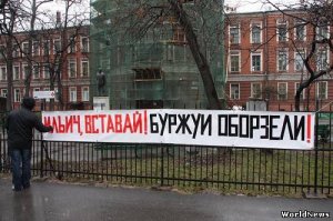 Сколько иностранцев-гастрарбайтеров трудится в России, столько же русских потеряло эту же работу и не может кормить свои семьи. И не надо ляля, что русские не идут за такую зарплату работать. Платите. Нормально платите. Это преступление против нации - не платить своему народу и обеспечивать работой (деньгами) чужих. Получая за это сверхприбыль.