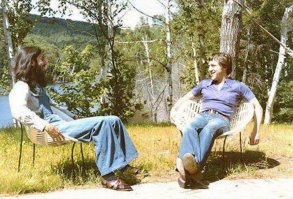 Высоцкий в Канаде.
Я показал Н.Благоне фотографию, сделанную возле студии, на которой рядом с Высоцким запечатлён бородатый мужчина. Мемуарист его не помнит: "Я понятия не имею, кто этот человек. Насколько я помню, там были только Владимир и его жена. Хотя были и визитёры, которые приезжали и выпивали очень много водки".


Так вот, выяснилось, что это действительно Джордж. Но не Харрисон, а Диматос. Друг Высоцкого и гитарист. Именно он аккомпанировал Высоцкому во время записи пластинки. Разъяснения дал фотограф Леонид Давидович Лубянский. С его слов - высокий, худой, длинноволосый парень с бородой это Джордж Диматос. В ту поездку Высоцкий приезжал к Лубянскому в Нью-Йорк: "Он привёл ко мне в студию двоих своих друзей. Это были его друзья по Москве, которых я не знал,   Бабек Серуш и Джордж Диматос. Я сделал тогда несколько снимков Высоцкого с ними, но я их никогда не печатал". Именно тогда была сделана одна из самых знаменитых фотографий Владимира Семёновича