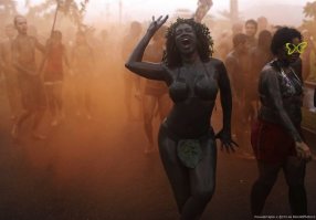 Это - не признак разпущенности, это - природа. Организм требует расслабона по полной хоть раз в год, а это - энергичные школьники с фонтаном гормонов.
На фото - испанский праздник томатИна. В Бразилии - карнавал. Мы - тоже люди.