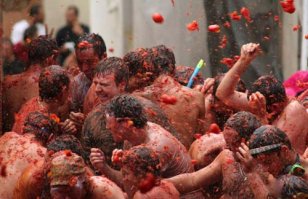 Это - не признак разпущенности, это - природа. Организм требует расслабона по полной хоть раз в год, а это - энергичные школьники с фонтаном гормонов.
На фото - испанский праздник томатИна. В Бразилии - карнавал. Мы - тоже люди.