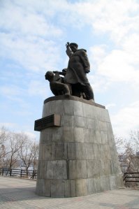 Памятник морякам торгового флота, погибшим в годы Второй мировой войны. (Они зачастую погибали чаще, потому что подводные лодки выцеливали их, и авиация старалась максимально обескровить конвой. А защищаться этим кораблям было фактически нечем. Бывали случаи когда охранение покидало конвой оставляя сухогрузы и танкеры на растерзание врагу )