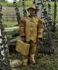 Сразу вспомнилась юность:

"Мама сшила мне штаны
Из берёзовой коры,
Чтобы мухи не кусались,
Не кусали комары..."