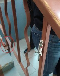 Здесь когда-то был пандус на петлях. Который в сложенном состоянии фиксировался этим шпингалетом