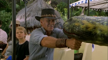 Розыгрыш с игрушечной надувной змеёй не на шутку испугал прохожих 