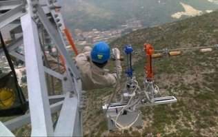 Подозреваю, что никакого напряжения нет. Не видно изоляторов.