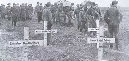 "..какой груз упал на плечи этих женщин, у которых мужики - или в армии, или в лесу, или в могиле." -фаня, ты бы хоть иногда смотрел , что выкладываешь? На трети фотографий спокойно наличиствуют те самые мужики, вместо деревень -какие то ж-д станции. 

"А изначально альбом называется -жизнь советских граждан во время ВМВ" -и сделан одним из солдат вермахта из испанской "Голубой дивизии", снимки он делал там где их подразделение останавливалось начиная с Польши- именно поэтому на некоторых фото мы видим весьма смуглых чернявых крестьянок со странными прическами. Так уж испанцам выпало, что воевали они "доблестно" летом, а потом им выпал Волховский фронт (после полной смены нескольких составов -из за потерь)  в 1943 году дивизия прекратила свое существование