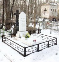 Обычно всех хоронят в одном направлении... а с черным крестом почему не как у всех? против течения...