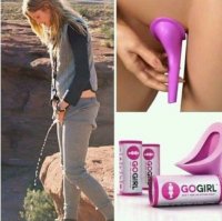 Писает. :) 

Даже если, это вообще не "подруга". :)