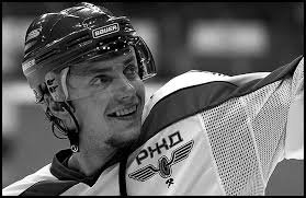 Помню после крушения самолета с хоккейной командой из Ярославля в 2011 году тоже всплыла история одна.Один из ее игроков регулярно делал пожертвования,общая сумма которых приближалась к 10млн рублей.Последний перевод 500 тыс.рублей для девочки больной раком,он сделал за 15 минут до свой смерти.Тоже был настоящий мужик,которое многое еще мог сделать и многим помочь,имя ему-Иван Ткаченко