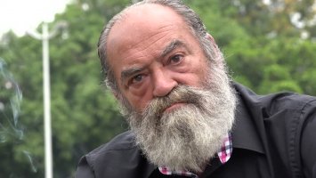 Мгновенная карма настигла агрессивного пешехода