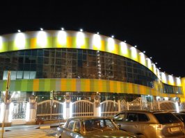 Ну и для полноты картины ночные фото школы и

детского сада напротив)