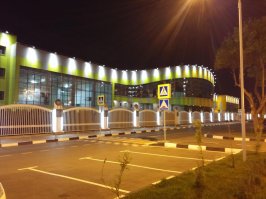 Ну и для полноты картины ночные фото школы и

детского сада напротив)