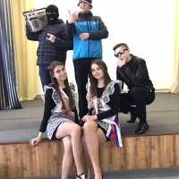 Я так думаю, что после этой фотки девочки могут ставить на своей карьере крест.
Для тупых: всё испоганил чувак с магнитофоном!