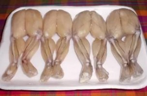 Лягух так не едят,едят только задние лапки!