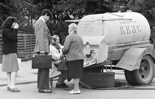 ... последние 5 лет ем окрошку исключительно с кефиром!!!! 
Просто магазинный квас превратили в кока колу - непонятный вкус, и понятный результат!!! 
... а я то помню еще тот :)