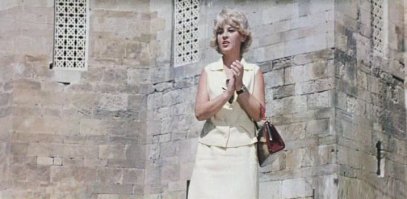 В "Бриллиантовой руке" маленькая роль- гид по Стамбулу