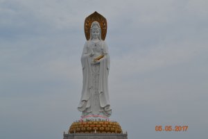 Южный Китай, остров Хайнань. Статуя богини Гуаньинь в центре буддизма Няньшань. Высота составляет 108 метров.