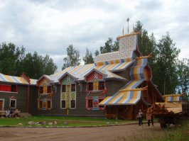 Да, к чему все это великолепие - крем в ушах и на носу розочка? - напомнило деревню Мандроги на туристском маршруте по Свири.