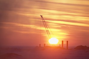 в заполярье в равноденствие лень равен ночи.
а потом каждые сутки день увеличивается на 7 минут. реально в апреле черных ночей уже нет, а в мае уже белые ночи
16 апреля 2015г солнце вышло в 4:07