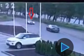 Cтрого говоря, механик автосалона не виноват. В него въехала встречная машина, водитель которой на большой скорости не вписался в поворот.