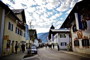 Не совсем, на фото: Обераммергау, это коммуна в Германии, в земле Бавария.