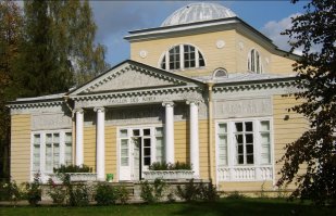 Роспись по штукатурке я привёл как пример излюбленный от бедности, если качественно сделано, то смотрится как внизу, большинство уверены, что это барельефы на Павильоне роз в Павловске. Такое часто можно увидеть на юге Германии, в Чехии - там где народ жил победнее, но хотелось праздника.