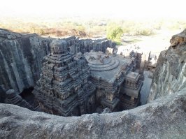 Это не скульптуры, но воображение это сооружение просто ставит в тупик...
 Храм Кайласанатха в Эллоре   это один из самых крупных монолитных храмов в мире и поистине один из самых впечатляющих шедевров архитектурного наследия. Этот монолитный храмовый комплекс был высечен из огромной единой скалы. Строительство храма длилось очень долго, порядка ста лет, начиная с 6 века, во время правления Дантидурга и заканчивая при Кришнарадже Первом. Не стоит забывать о том, что в отличии от других подобных сооружений, выдолбленных из рыхлых известняка или туфа, здешним строителям пришлось иметь дело с самым твердым камнем на Земле   базальтом.