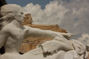 А в 17-ти милях от Рашмора - незавершённая монументальная работа Корчака Циолковского (Зюлковски): памятник Неистовому Коню, вождю индейского племени оглала. Примерные размеры задуманного скульптором монумента таковы: высота скульптуры - 172 м, а ширина с протянутой рукой - 195 м,указательный палец   11,4 метра в длину и 3 метра в толщину.