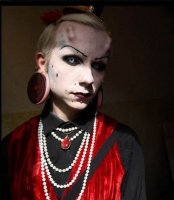 Да ну нормальная мода, в 80-е, 90-е или наши 10-е всё намного хуже )
80-е:

90-е:

н.в: