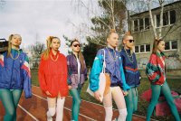 Да ну нормальная мода, в 80-е, 90-е или наши 10-е всё намного хуже )
80-е:

90-е:

н.в: