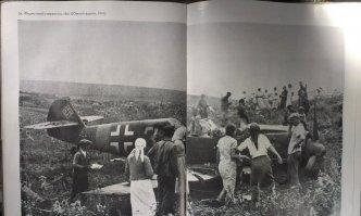 Смутило то, что этот BF- 109 ранней серии. Кок винта иной и стабилизатор отличаются от машин поздних серий. Другой капот и судя по всему вооружение. Покопался в архивах... нашел это фото в военном журнале. Эта фотография сделана на Южном Фронте в 1941 году