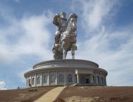 Конная статуя Чингисхана (Монголия, 2008). 
Высота 40 м (без постамента).