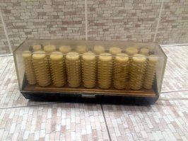 Лично к моему детству никакого отношения. Почему-то все фото с бабами в бигудях, причем бабы часто выходят на люди в бигудях.  Лично я не помню теток в бигудях на улицах. Дома - бывало (мамка, сестры) но выйти с этим на улицу - зачем??. Кстати тут большинство бигудюшек - большие пластиковые для крупных локонов. А я из детства еще помню алюминиевые трубочки диаметром 15 мм и 10 мм трубочки с резиновой оболочкой. А также термобигуди с парафином внутри. Попроще - кипятились в ковшике на плите и посерьезней - грелись в спец приспособе.