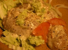 Винницкий акцент немного режет слух.
Рецепт сильно усложнен, ни вина ни соуса в этот продукт не надо.
Очистить "лампочки" без замачивания,пожарить лук,потом добавить 
яички и жарить до готовности.В конце добавить сливки10-20% грамм 
писят плиту выключить, пусть настоится минут десять.
Гарнир любой- гречка, макароны,отварной картофель,рис и тд.
Да и цена на рынке 90р килограмм.Дешево,сердито и очень вкусно!